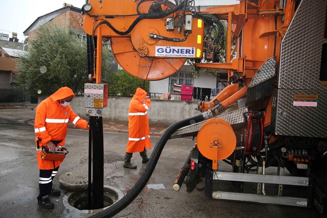 ABB ASKİ ekipleri yoğun yağışlar öncesinde rögarlarda temizlik yapıyor