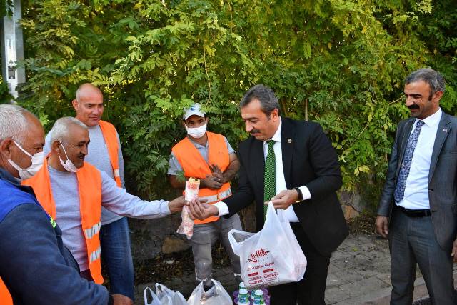 BAŞKAN ÇETİN İŞÇİLERLE EKMEĞİNİ BÖLÜŞTÜ