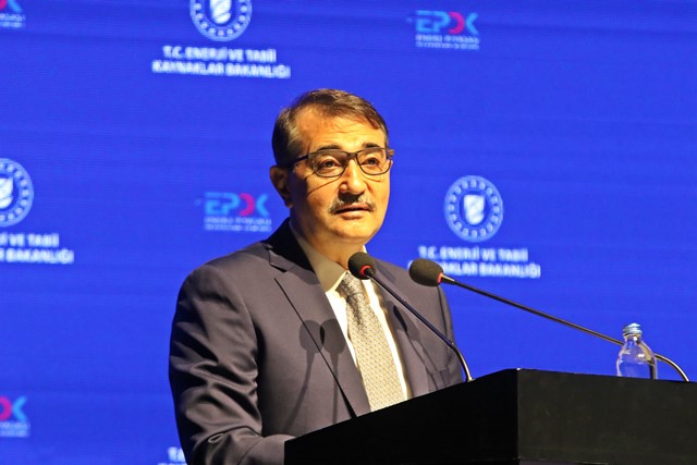 BAKAN DÖNMEZ: ‘TÜRKİYE’NİN 4. SONDAJ GEMİSİ 2022 BAHARINDA GELECEK”