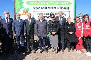 ADANA’DA BİNLERCE FİDAN TOPRAKLA BULUŞTU