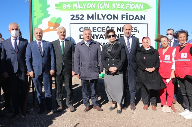 ADANA’DA BİNLERCE FİDAN TOPRAKLA BULUŞTU