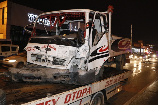 Adana’da aydınlatma direğine çarpan kamyonet devrildi: 1 ölü, 2 yaralı