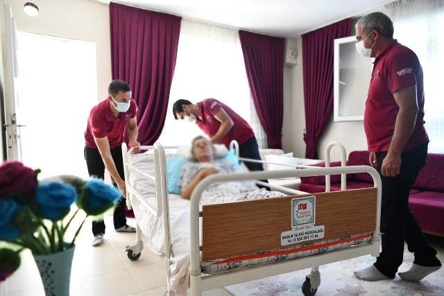 SARIÇAM BELEDİYESİ, EVDE BAKIM VE SAĞLIK HİZMETLERİ HIZ KESMEDEN DEVAM EDİYOR