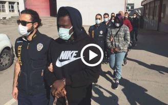 Siyahiler “futbolcuyuz” yalanıyla dolandırmış