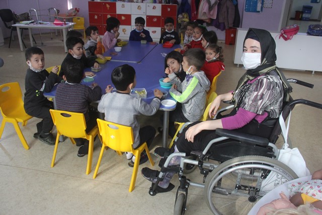 Tuba öğretmen engelleri öğrencileriyle aştı