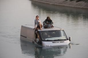 Sulama kanalına düşen kamyonette mahsur kalan karı-koca kurtarıldı