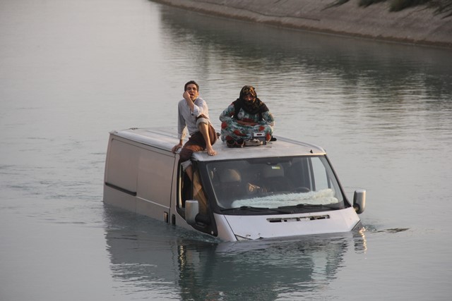 Sulama kanalına düşen kamyonette mahsur kalan karı-koca kurtarıldı