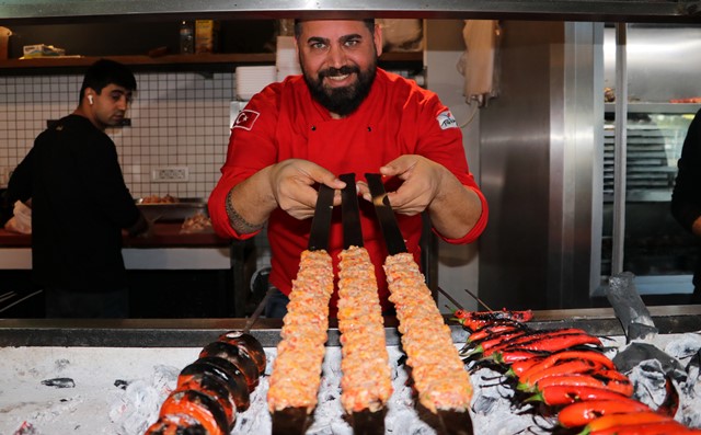 BULAŞIKÇILIKTAN BAŞLADI, ŞİMDİ 2 RESTORAN, 1 FUTBOL KULÜBÜ İŞLETİYOR