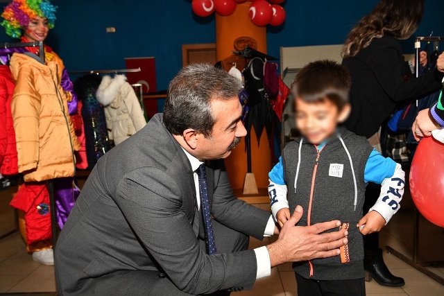 Başkan Çetin çocukları sevindirdi