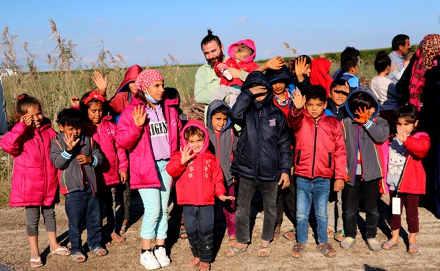 Çocukların mont ve bot mutluluğu