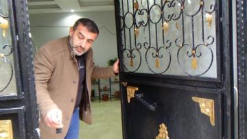 2 KADIN GİRDİKLERİ EVİN KASASINDAN 4 BİN DOLAR VE 250 GRAM ALTIN ÇALDI