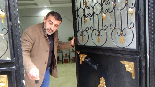 2 KADIN GİRDİKLERİ EVİN KASASINDAN 4 BİN DOLAR VE 250 GRAM ALTIN ÇALDI