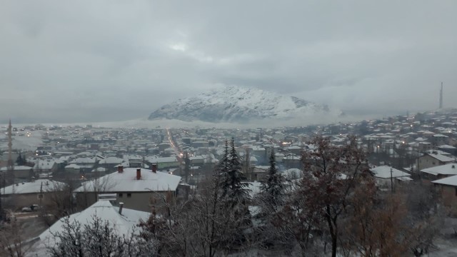 Tufanbeyli’de mevsimin ilk karı yağdı