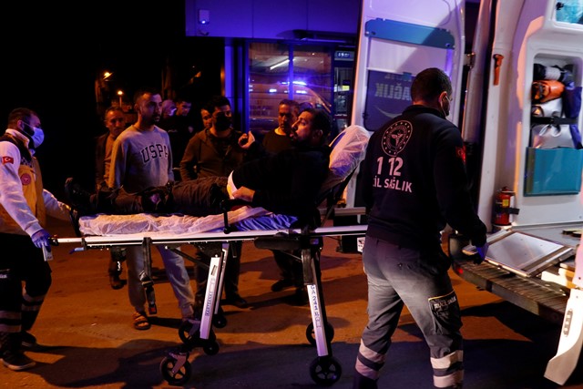 Mahalleli ve uyuşturucu satıcıları arasında kavga: 3 yaralı