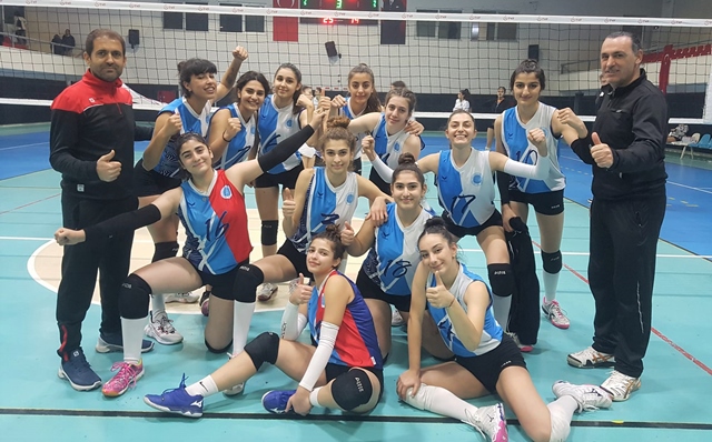 SEYHAN’IN GENÇ KIZ VOLEYBOLCULARI ŞAMPİYON