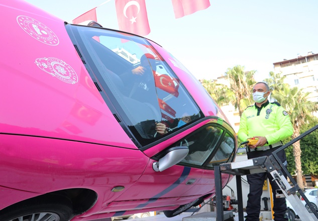 ADANA’DA EMNİYET KEMERİ TAKMAYANLARA CEZA YERİNE SİMÜLASYON