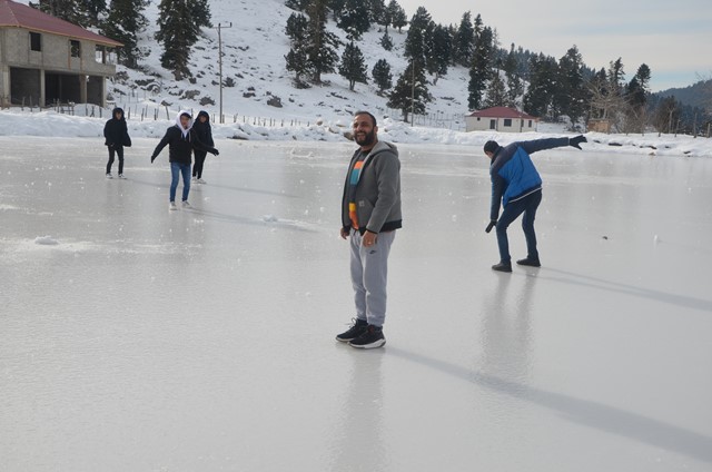 Adana Göller Yaylası buz tutunca eğlence merkezine döndü
