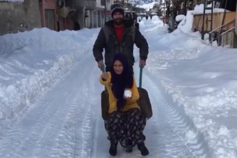 Karlı yollarda el arabalı eğlence