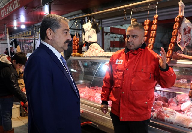 KASAPLARDA ET FİYATLARI DÜŞTÜ, ZİNCİR MARKETLERDE CEP YAKIYOR