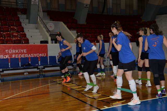 ÇUKUROVA BELEDİYESİ SPOR KULÜBÜ VOLEYBOLCULARINDAN TARAFTARA ÇAĞRI