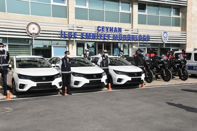 Hayırseverler Ceyhan Emniyetine araç bağışladı