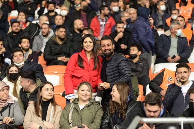 Maça sevgililerle geldiler