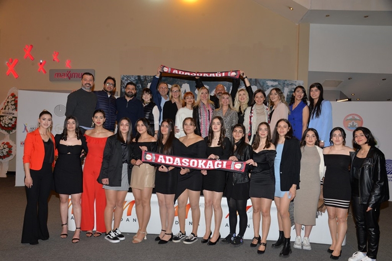 ADASOKAĞI “BİR BAŞARI HİKÂYESİ” BELGESEL FİLMİNİN GALASI GERÇEKLEŞTİRİLDİ