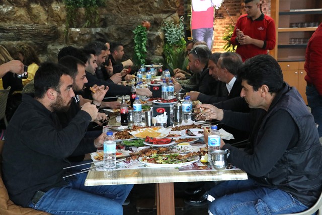 ADANALILARIN OBEZ OLDUĞU ORTAYA ÇIKTI, VATANDAŞLAR ‘İYİ Kİ OBEZİZ’ DEDİ