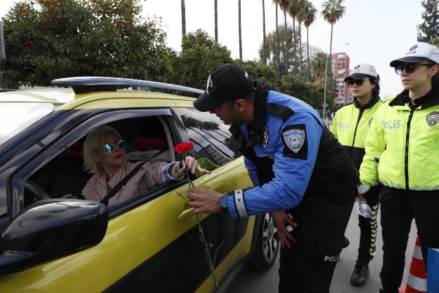Polis kadın sürücülere karanfil dağıttı