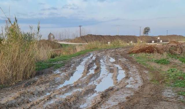ADANA’MIN YOLLARI ÇAMURDAN, ÇİFTÇİ NE YAPSIN SÖYLE BANA KURBAN
