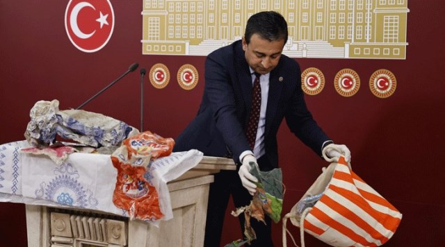 BULUT, TBMM’DE PLASTİK ÇÖPLERİ TEK TEK GÖSTERDİ