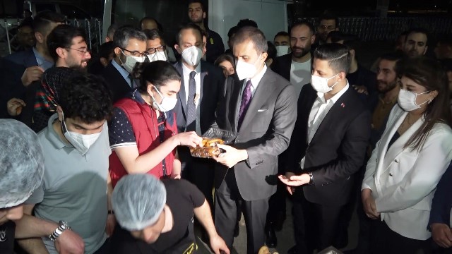 AK PARTİ SÖZCÜSÜ ÖMER ÇELİK, GENÇLERLE OYUN OYNAYIP, HALKA TATLISI YAPTI