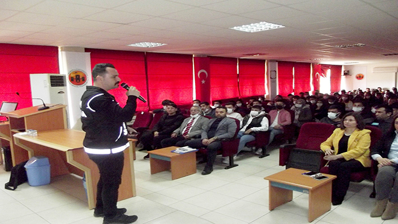 ÜNİVERSİTELİ ÖĞRENCİLER UYUŞTURUCUYA KARŞI BİLGİLENDİRİLDİ
