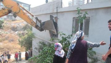 Adana’da göl manzaralı gecekondular yıkıldı