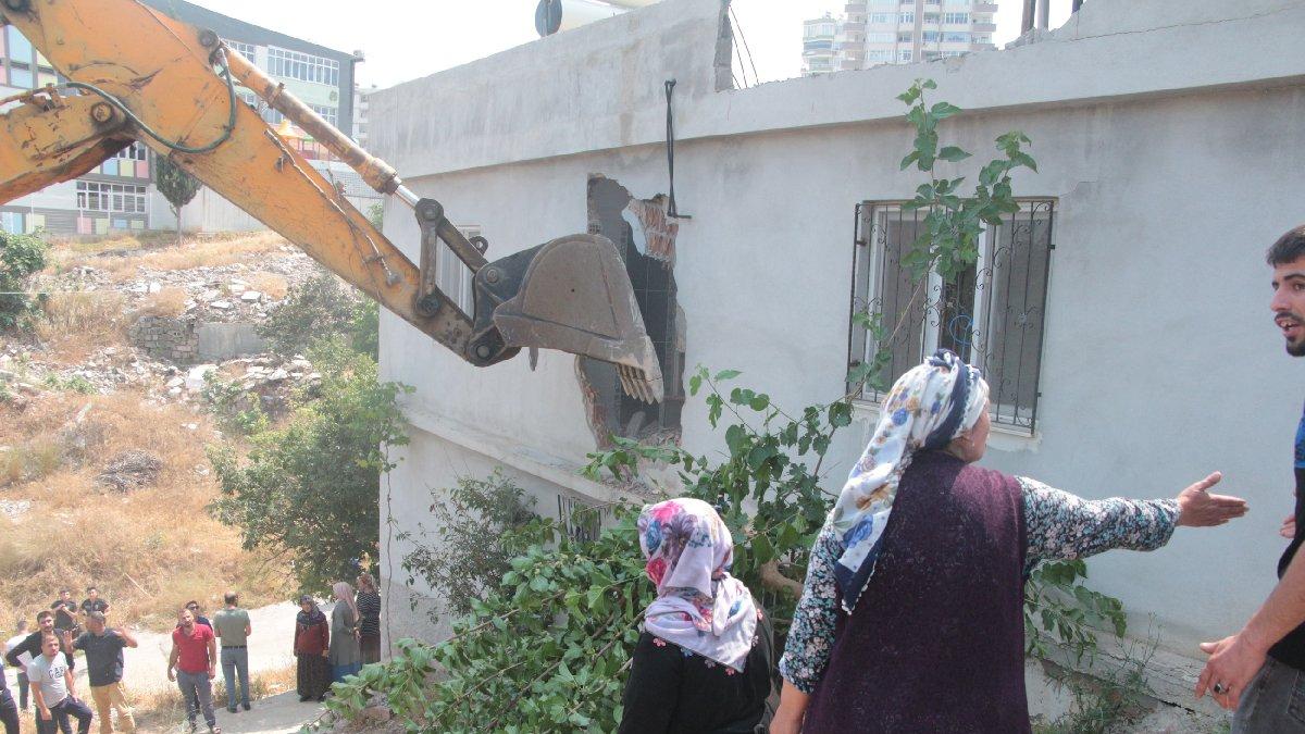 Adana’da göl manzaralı gecekondular yıkıldı