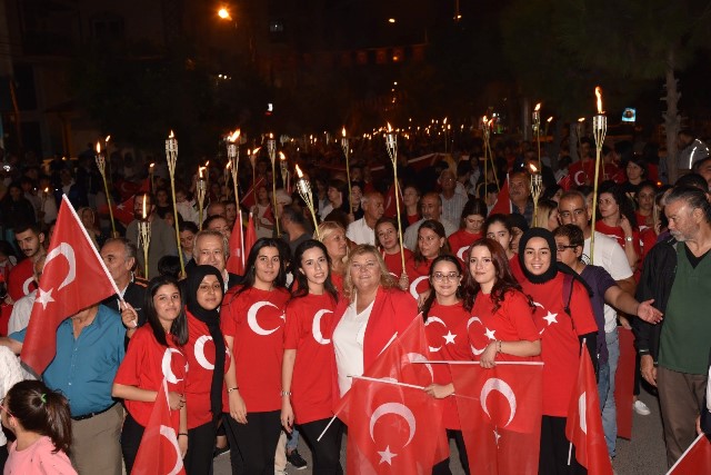 CEYHAN’DA ZEYBEKLİ MEŞALELİ KUTLAMA