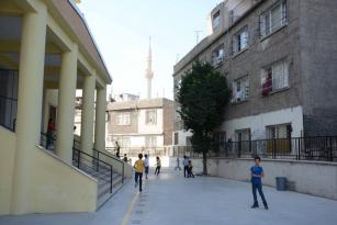 HÜRRİYET İLKOKULU’NDA BAHÇE SIKINTISI