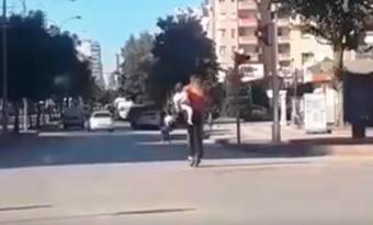 ÖLÜMLERE NEDEN OLAN SCOOTERDA BEBEĞİNİ TAŞIDI