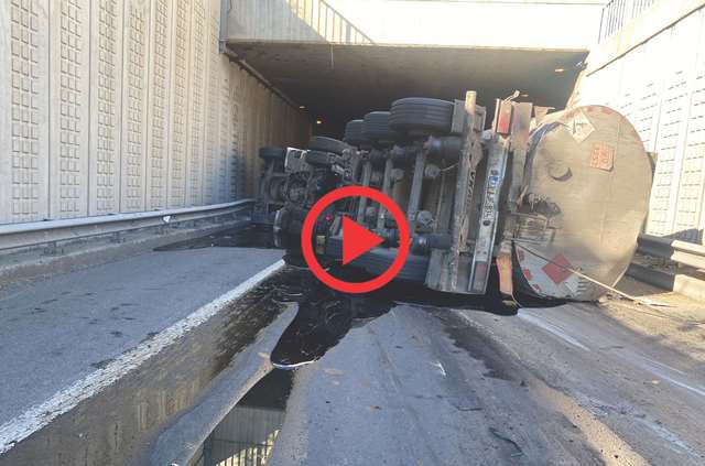 ADANA’DA ASFALT YÜKLÜ TIR DEVRİLDİ: 1 YARALI