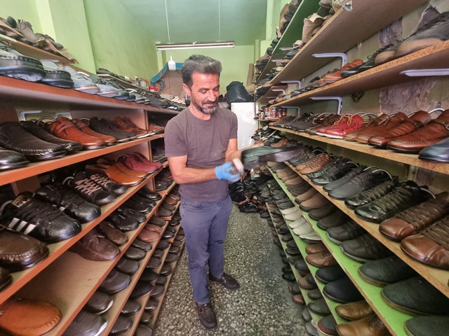 UNUTULAN 400 ÇİFT AYAKKABIYA GÖZÜ GİBİ BAKIYORLAR